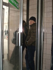 Резерв на утро и на день - В вестибюле метро.jpg