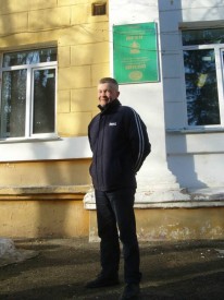 Резерв на утро и на день - У академии леса- в рост, улыбка, полуоборот.jpg
