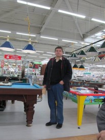 Резерв на утро и на день - Я в джинсах и куртке у столов.JPG