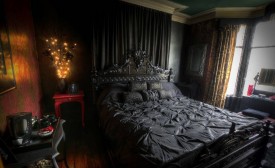 Флудилка. Болталка. Трепалка - 2016-2017 - bedroom-interior-decoration-ideas-interactive-black-comforter-platform-bed-with-red-wooden-bedside-table-also-black-leather-sofa-for-your-gothic-style-bedroom-interior-ideas-fascinating-gothic-style.jpg