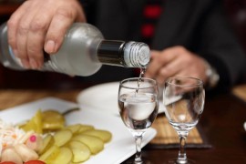 Флудилка. Болталка. Трепалка - 1280-619999270-person-pouring-vodka.jpg