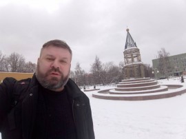 Это монтаж, не может фронталка так снимать, учу, учу... мат....