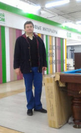 Виталий, 59 лет, 183 см, интеллигентное лицо, представительный вид - Я в джинсах и куртке у  бильярдного стола.jpg