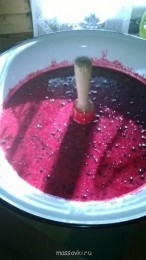 А мы ее по старинке – деревянной толкушкой..